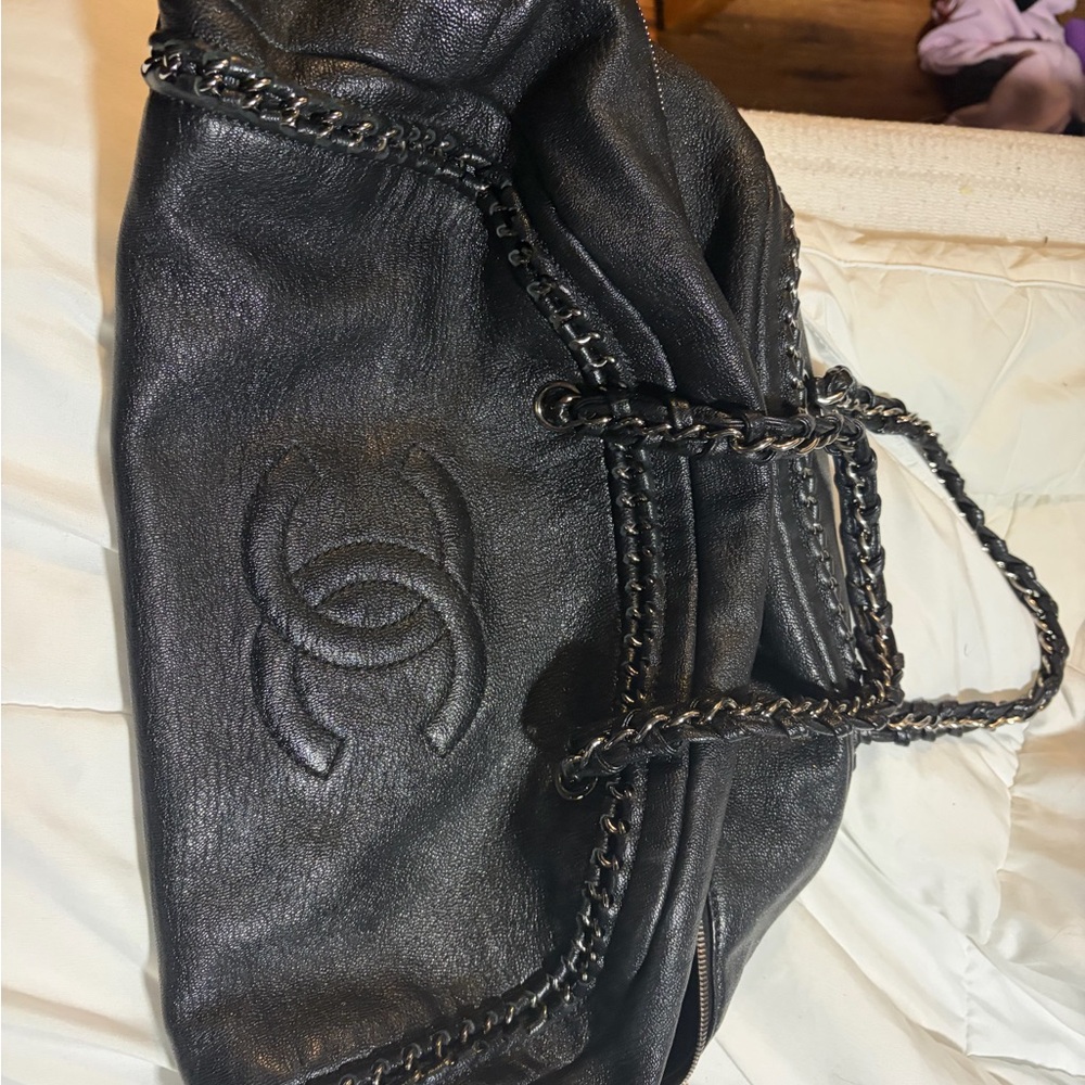CHANEL Black Leather Shoulder Bag - Picture 12 of 13